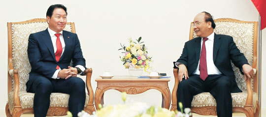 최태원 SK그룹 회장이 작년 11월 8일(현지시간) 베트남 하노이시 총리 공관에서 응웬 쑤언 푹 베트남 총리와 국영기업 민영화 참여 등 폭넓은 주제와 관련한 면담을 하고 있다.